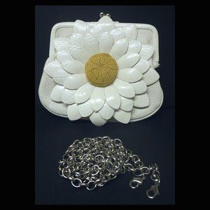 NEW BRIGHTON White Yellow Daisy Leather Purse